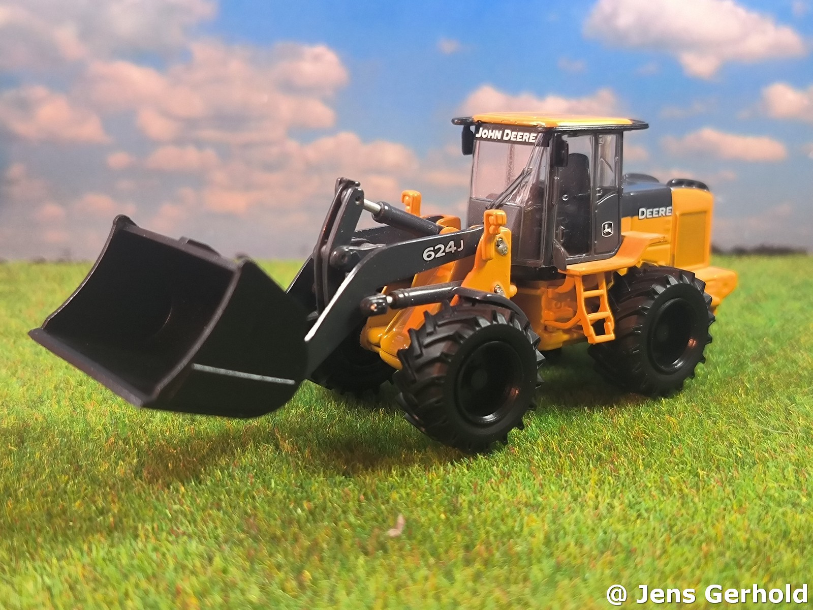 John Deere 624J